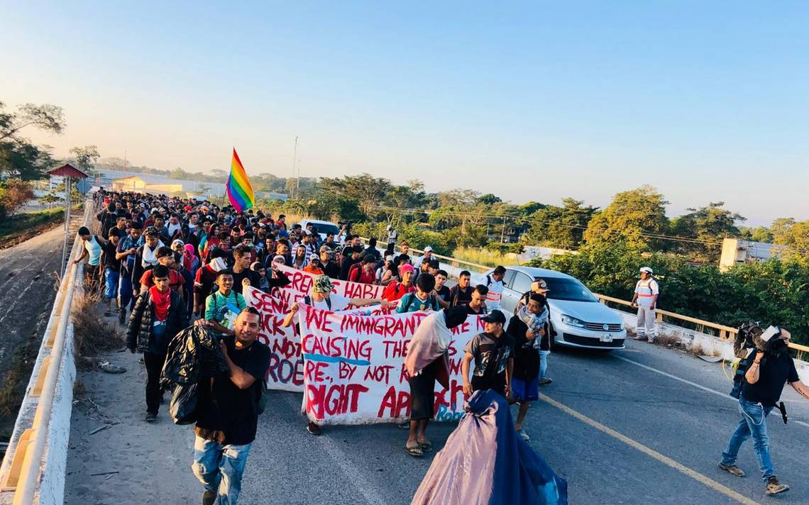 Bandera LGBTTI ondea en la caravana migrante migracion INM