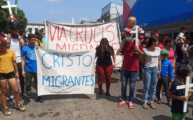 Migrantes realizan Viacrusis en Tapachula y preparan otra caravana