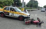 El motociclista aceptó la responsabilidad y pagó los daños al taxista / Foto: Miguel Rojas / Diario del Sur