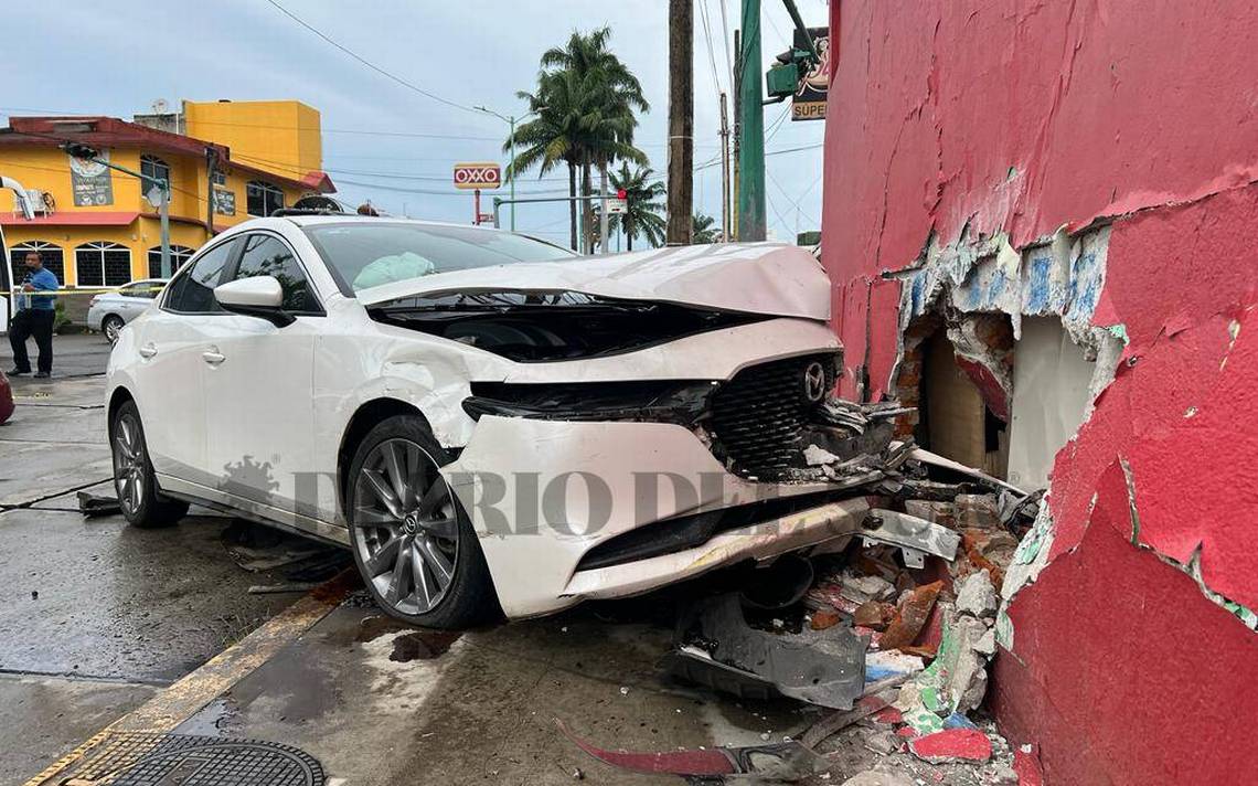 Conductora Choca Y Huye Dejando Abandonada Su Camioneta